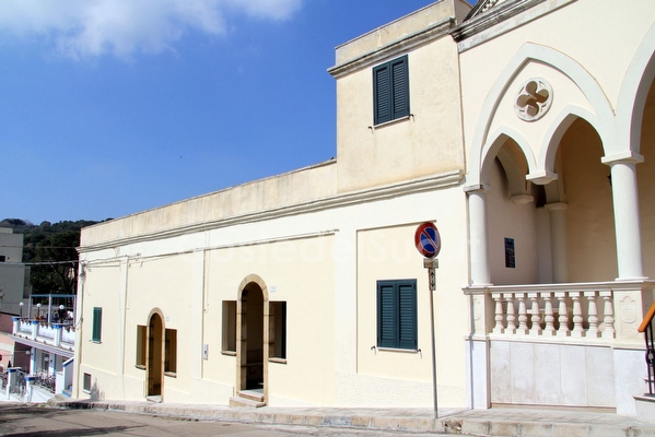 Appartamento immerso nel verde con mare e passeggio a pochi passi.