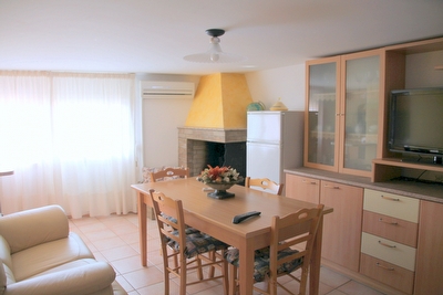 Mansarda , economica, spaziosa e ben arredata.