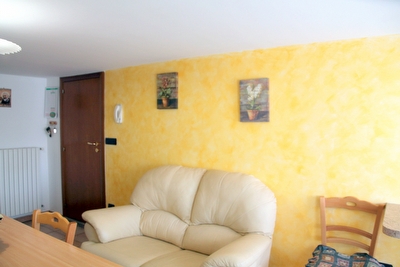 Mansarda , economica, spaziosa e ben arredata.