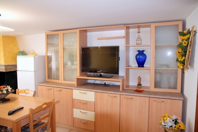 Mansarda , economica, spaziosa e ben arredata.