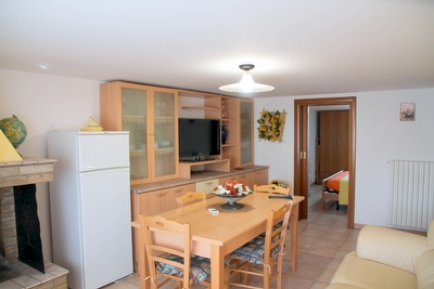 Mansarda , economica, spaziosa e ben arredata.