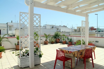 Appartamento con grande terrazzo e annesso portico. Torre San Giovanni - Foto principale