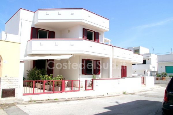 Appartamento con grande terrazzo e annesso portico. Torre San Giovanni