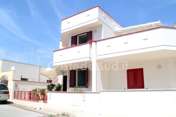 Appartamento con grande terrazzo e annesso portico. Torre San Giovanni