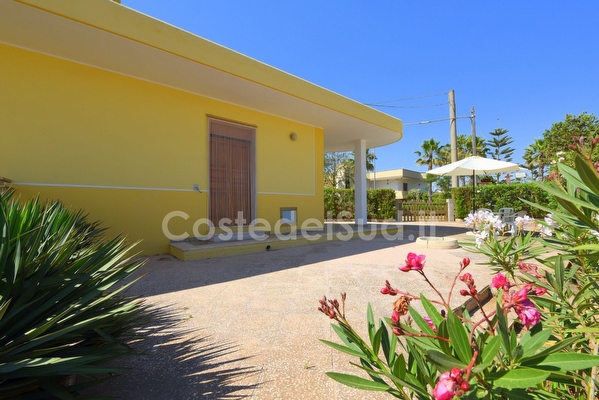villetta indipendente con giardino recintato mare e passeggio a piedi.