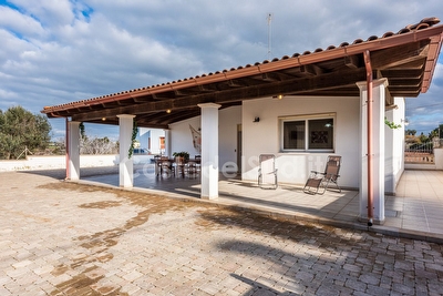 Villa indipendente Costa Ionica giardino e grande patio coperto Posto Rosso - Foto principale