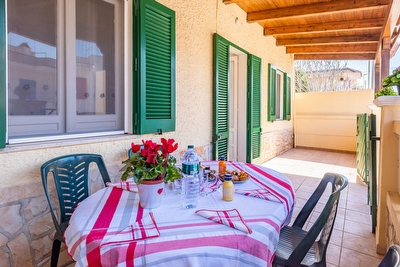 Villetta con spazi esterni - 2 camere - lungomare e servizi a piedi