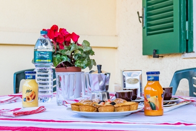 Villetta con spazi esterni - 2 camere - lungomare e servizi a piedi