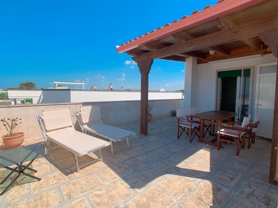 Casa con splendido attico vista mare - 2 camere - 2 bagni - spiaggetta a 100 m