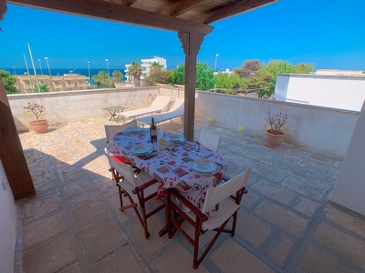 Casa con splendido attico vista mare - 2 camere - 2 bagni - spiaggetta a 100 m