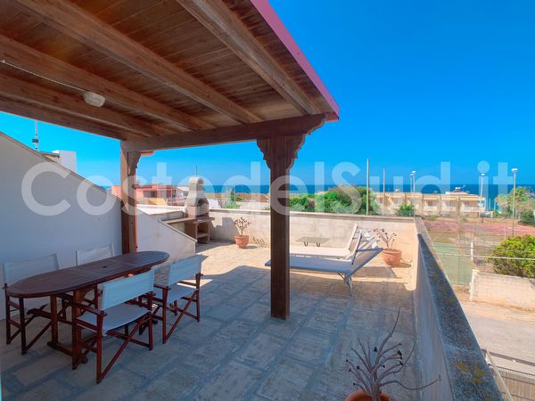 Casa con splendido attico vista mare - 2 camere - 2 bagni - spiaggetta a 100 m