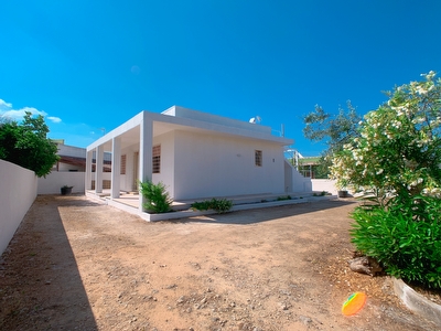 Comoda villa indipendente con ampio giardino esclusivo - mare a 350 m