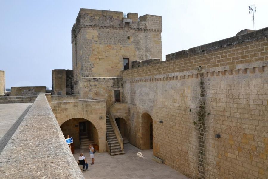 cortile Castello Di Castro
