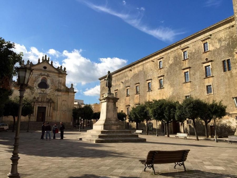 monumento Piazza Pisanelli